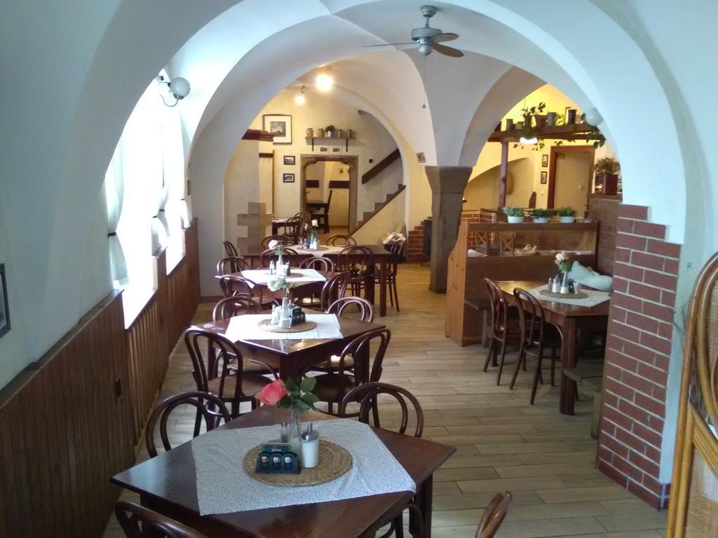 Penzion A Restaurace Modra Ruze Tabor Exterior photo